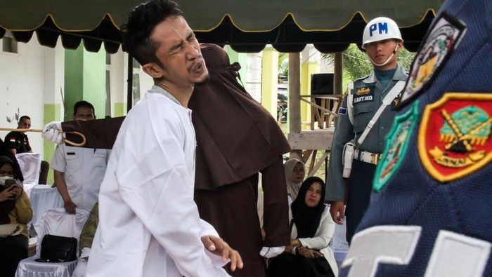 begini-eksekusi-hukum-cambuk-untuk-pelanggar-syariat-islam-di-aceh-1744865889035_169