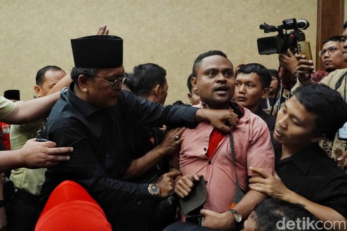 dianggap-penyusup-pria-ini-diusir-dari-sidang-hasto-1744864093042