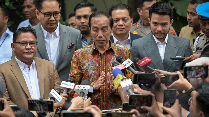 jokowi-tempuh-jalur-hukum-terkait-isu-ijazah-palsu-1745999037081_169-giok-4d-8896