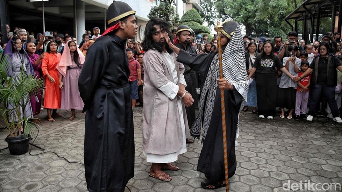 melihat-visualisasi-jalan-salib-di-gereja-salib-suci-cilincing-1744953126743_169