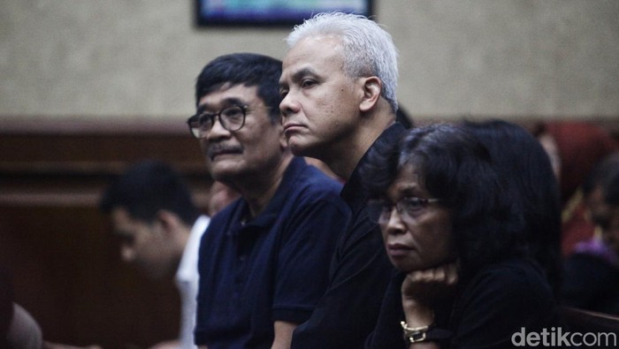 momen-ganjar-djarot-hadiri-sidang-hasto-untuk-beri-semangat-1744874048116_169