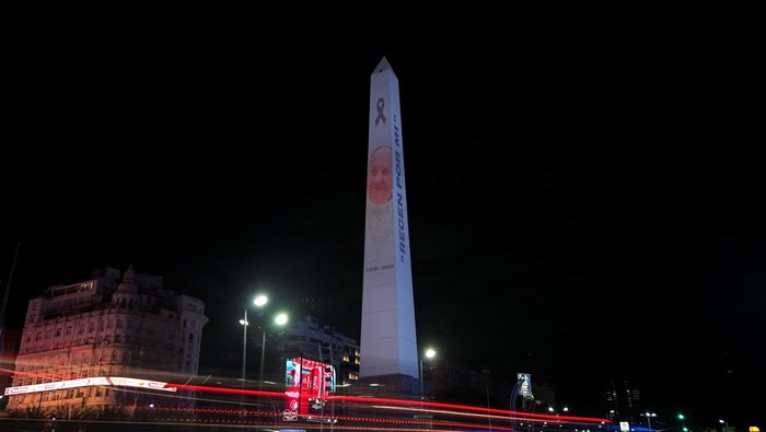 obelisk-buenos-aires-tampilkan-wajah-paus-fransiskus-yang-tutup-usia-1745293002267_169