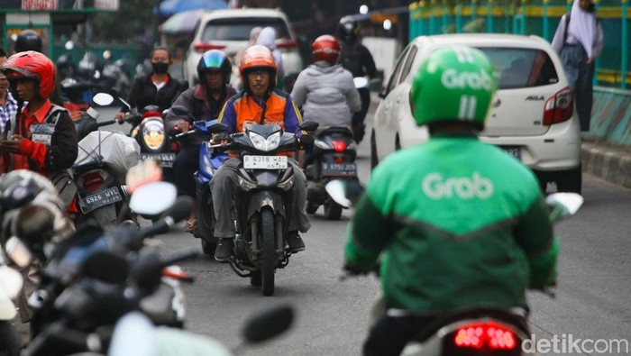 pemotor-lawan-arah-di-kolong-flyover-ciputat-bakal-kena-etle-1744619564758_169