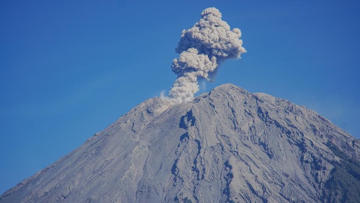penampakan-erupsi-gunung-semeru-hari-ini-1745735891504_169