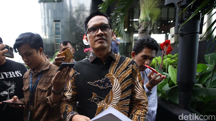 pengacara-hasto-febri-diansyah-diperiksa-kpk-1744631640672_169