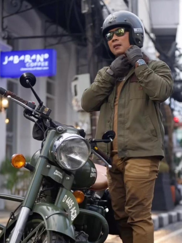 ridwan-kamil-bersama-motornya-royal-enfield-dok-instagram-ridwankamil-1744607248096_34