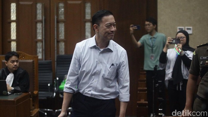 senyum-tom-lembong-saat-jalani-sidang-lanjutan-1744621301231_169