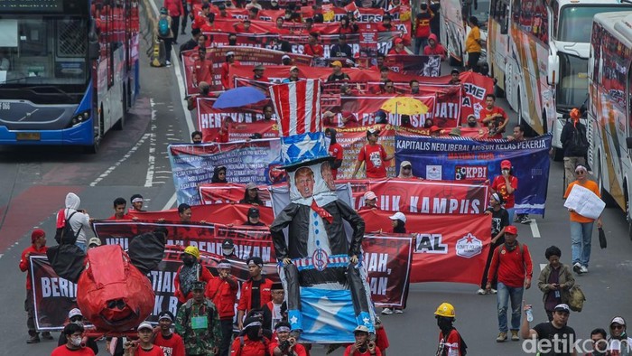 1746098018811-trump-dan-kepala-babi-jadi-sorotan-di-aksi-hari-buruh-jakarta-1746084676395_169