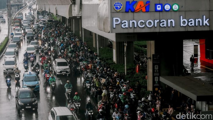 1746616051969-pemotor-berteduh-di-bawah-lrt-pancoran-sebabkan-kemacetan-dan-terancam-sanksi-1746611287582_169