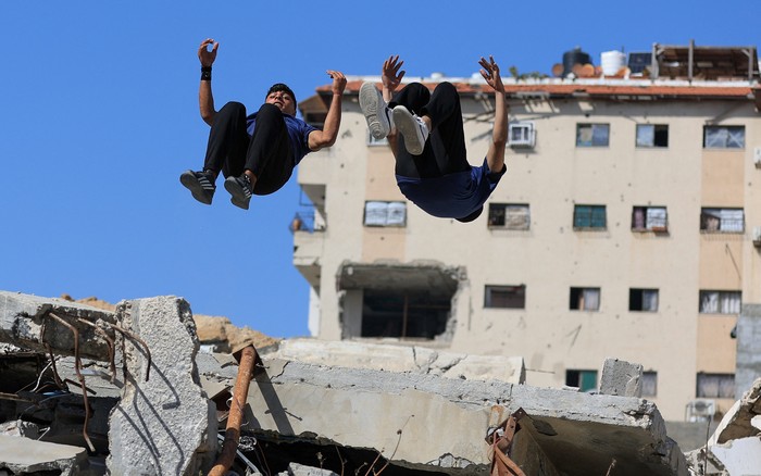1746875245505-momen-anak-muda-bermain-parkour-di-antara-reruntuhan-gaza-1746858679312