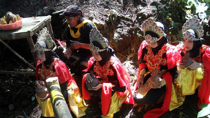 1747328922403-melihat-prosesi-kenduri-mata-air-dalam-peringati-hari-keanekaragaman-hayati-1747287347891_169