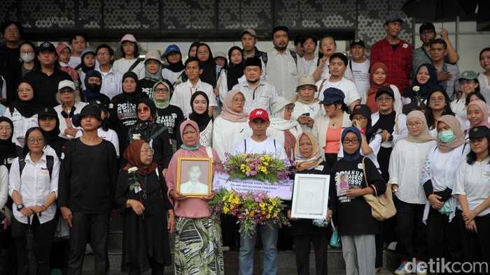 1747480053516-keluarga-korban-mei-98-napak-tilas-tragedi-mal-klender-1747469474347_169