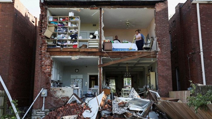 1747545007657-tornado-hantam-st-louis-rumah-warga-rusak-parah-1747465112218_169