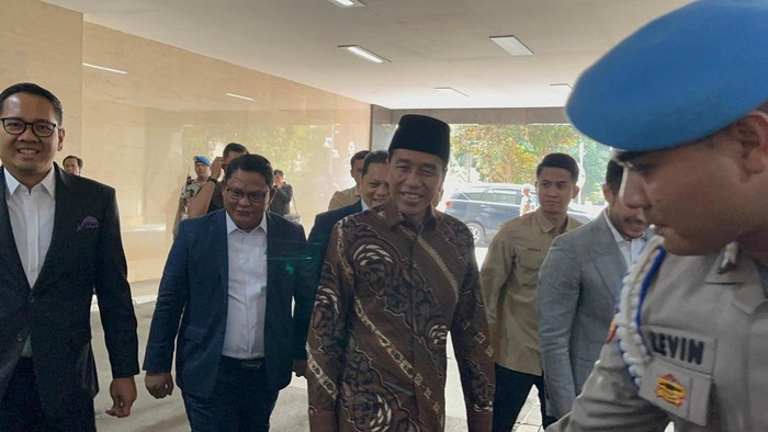 1747717779954-jokowi-didampingi-ajudan-dan-kusa-hukum-tiba-di-bareskrim-polri-1747709311814_169