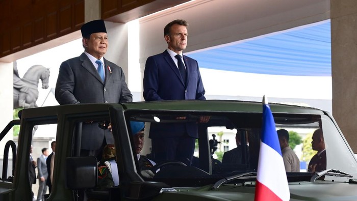 1748516885365-momen-macron-dan-prabowo-naik-maung-inspeksi-pasukan-dok-setpres-1748514403267_169