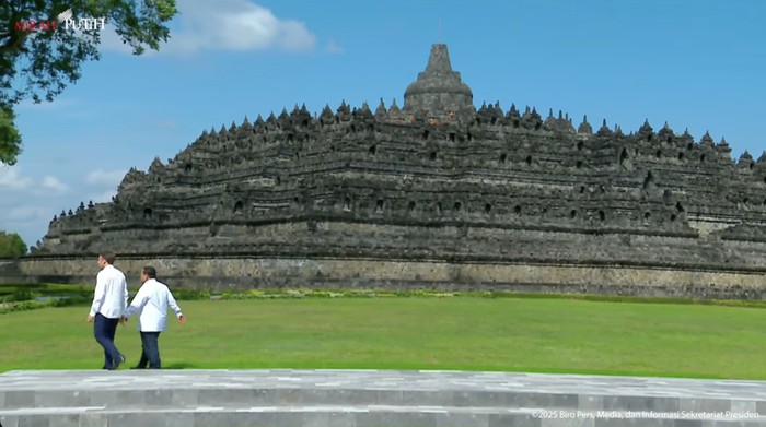 1748516898530-presiden-prabowo-subianto-dan-presiden-emmanuel-macron-di-borobudur-1748504144068_169