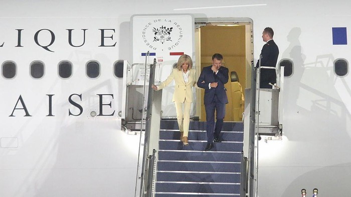 1748581737533-gaya-brigitte-macron-saat-tiba-di-jakarta-1748410779045_169