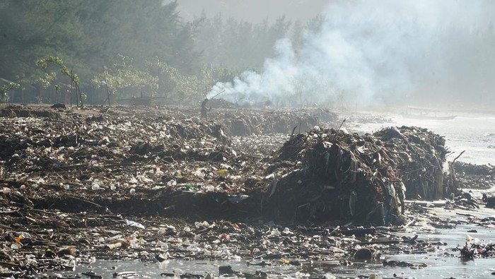 1748668201917-sampah-timbun-pantai-gemah-usai-banjir-bandang-1748595368017_169