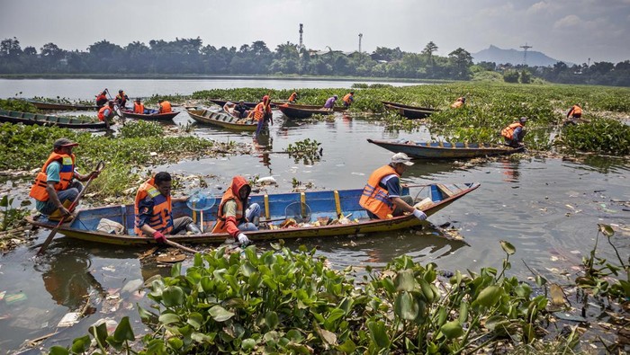 aksi-bersih-bersih-sungai-citarum-peringati-hari-peduli-sampah-nasional-1746011881038_169-giok-4d-8147