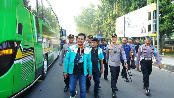 polres-cilegon-kawal-keberangkatan-buruh-1746068373222_169-giok-4d-6733