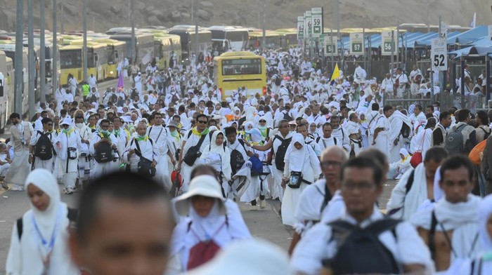1749316014564-macet-parah-ribuan-jemaah-haji-pilih-jalan-kaki-ke-mina-1749269894532_169