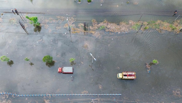1750158457242-porong-lumpuh-diterjang-banjir-jalan-raya-berubah-jadi-sungai-1750138366527_169