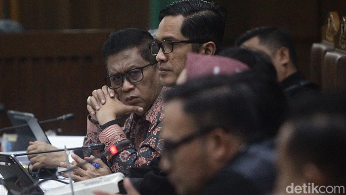 1750331644699-potret-eks-hakim-mk-jadi-saksi-meringankan-di-sidang-hasto-1750328842805_169
