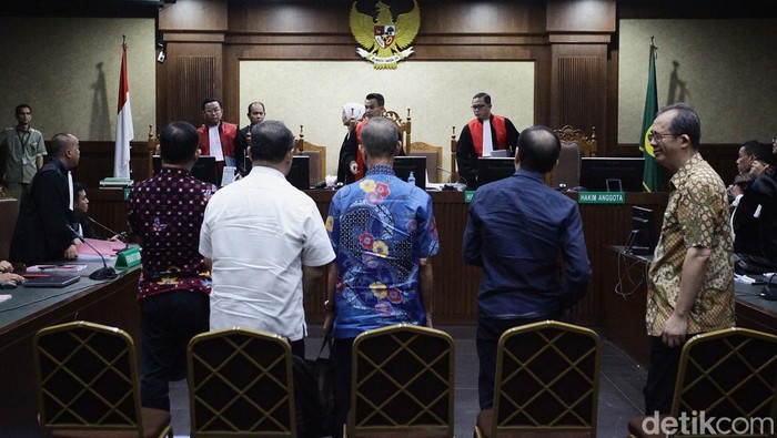 1750331647328-sidang-perdana-5-tersangka-korupsi-impor-gula-rugikan-negara-rp-578-m-1750327785579_169