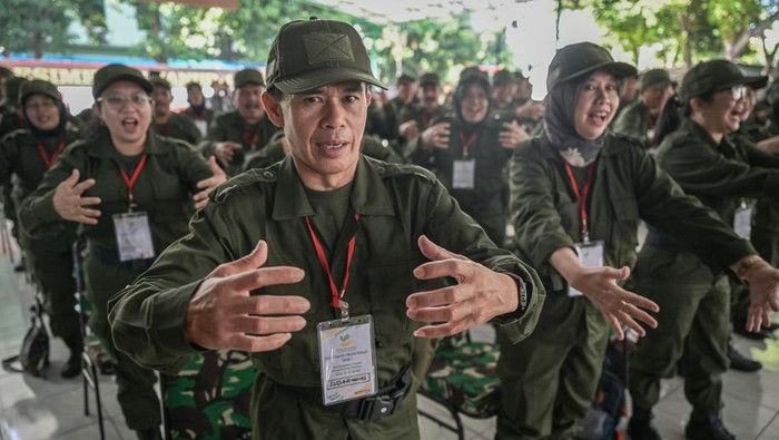 1750439219816-teriakan-yel-yel-warnai-penutupan-retret-kepala-sekolah-rakyat-di-jakarta-1750400623451_169