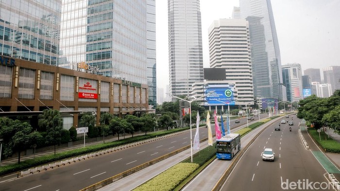 1751000941545-ditinggal-penghuninya-jakarta-pagi-ini-sepi-1750999405757_169
