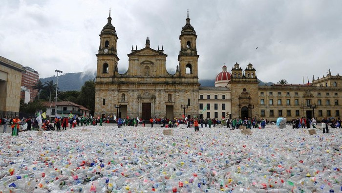 1751195221425-botol-plastik-penuhi-alun-alun-bogota-pendaur-ulang-tuntut-keadilan-1751176336017_169