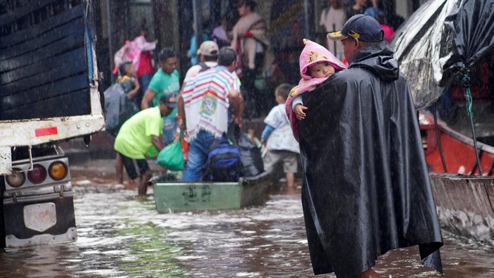 1751692149221-hujan-lebat-picu-banjir-puerto-carreno-kolombia-lumpuh-1751684006622_169