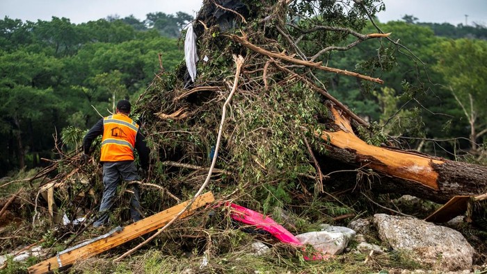 1751800143208-banjir-bandung-bikin-kawasan-texas-porak-poranda-1751776275181_169