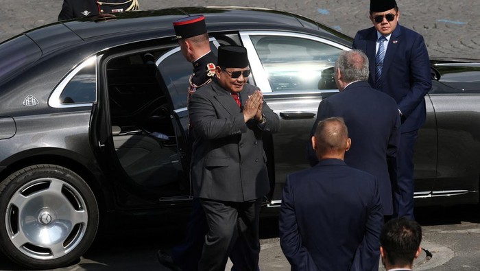 1752491304119-potret-prabowo-jadi-tamu-kehormatan-bastille-day-paris-akrab-dengan-macron-1752488394537_169