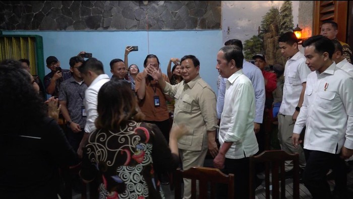 1753074549079-momen-prabowo-jokowi-gibran-makan-bersama-di-warung-bakmi-jawa-solo-dok-tim-media-presiden-1753065974128_169