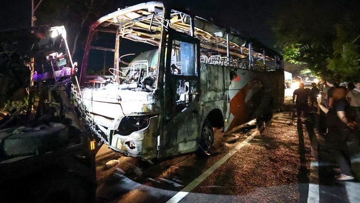 1753247373515-kecelakaan-bus-di-nganjuk-picu-kebakaran-dan-korban-jiwa-1753242878542_169