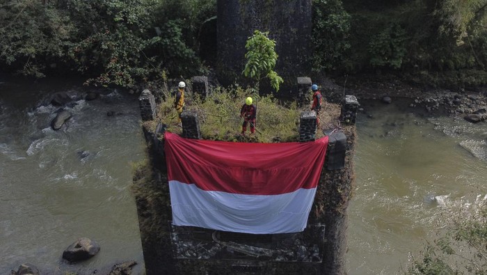 1754823976016-pecinta-alam-tasikmalaya-kibarkan-merah-putih-di-jembatan-bersejarah-1754804433547_169