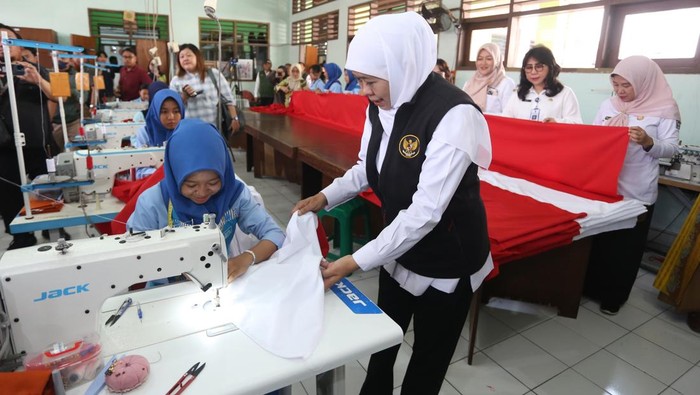 1755085968607-khofifah-menjahit-merah-putih-bareng-ribuan-pelajar-jatim-1755067116343_169