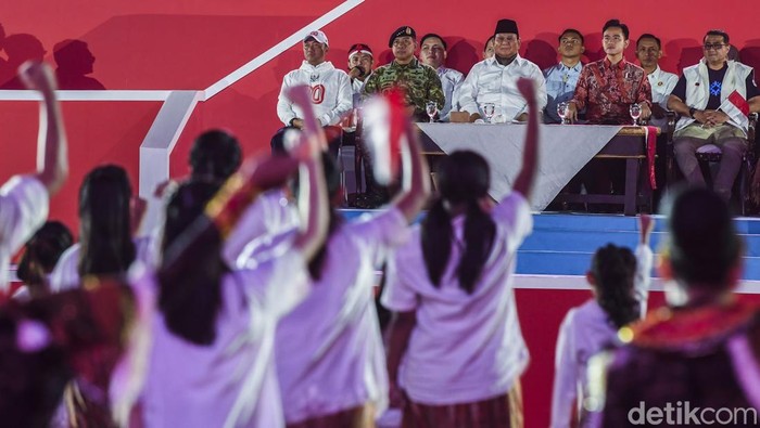 1755452218452-prabowo-saksikan-karnaval-hut-ke-80-ri-di-monas-1755444026826_169