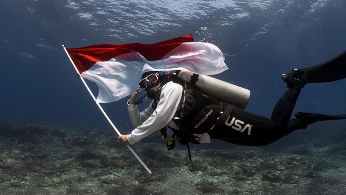 1755452234897-momen-pis-gelar-upacara-bendera-di-bawah-laut-transplantasi-terumbu-karang-1755443550029_169