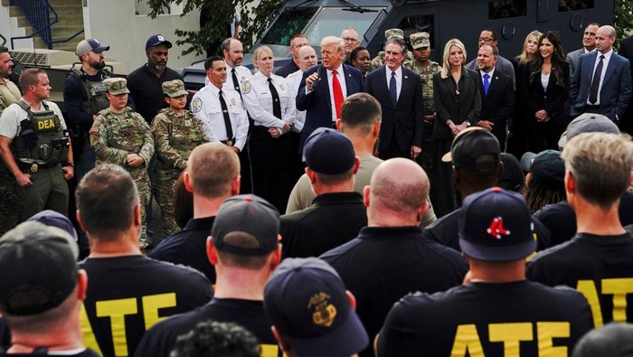 1755884693917-trump-sambangi-fasilitas-operasional-kepolisian-taman-as-anacostia-di-washington-1755834276337_169
