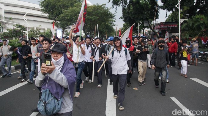 1756122641387-massa-pelajar-coba-tembus-dpr-gerbang-tvri-ikut-jadi-sasaran-1756118894275_169