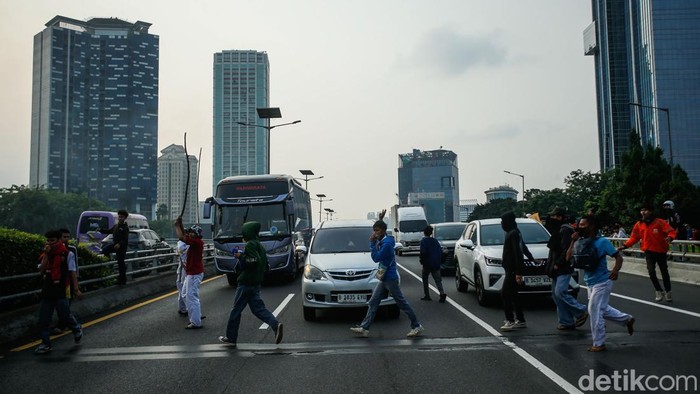 1756122751320-massa-demo-dpr-tutup-tol-rusak-mobil-plat-merah-1756117174317_169