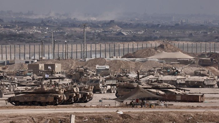 1756143664520-tank-israel-bergerak-di-perbatasan-gaza-serangan-darat-kian-intensif-1756132735204_169