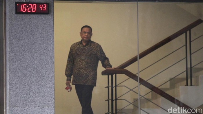1756295211546-ekspresi-bupati-pati-sudewo-usai-6-jam-lebih-diperiksa-kpk-1756288591073_169