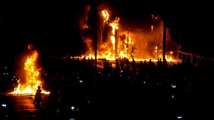 1756489112408-penampakan-gt-pejompongan-membara-dibakar-massa-demo-1756484804345_169