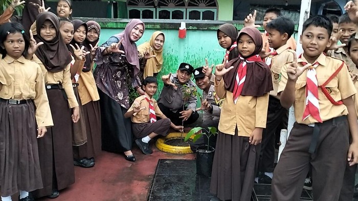 1757158607831-polisi-di-kota-dumai-riau-mengajak-anak-anak-sd-peduli-hutan-dengan-menanam-pohon-1757155707088_169