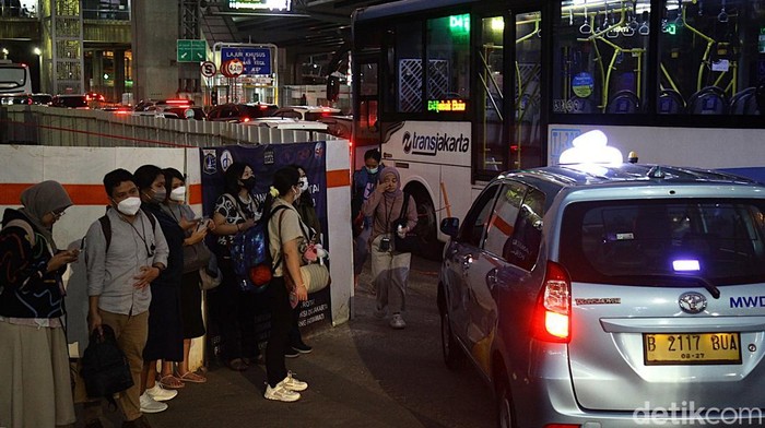 1757828165176-potret-kemacetan-jalan-tb-simatupang-jaksel-pulang-kerja-makin-sengsara-1756297991310_169