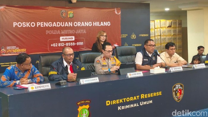 1758195751156-dirsiber-polda-metro-jaya-kombes-roberto-gm-pasaribu-kedua-dari-kanan-dalam-jumpa-pers-terkait-pencarian-orang-hilang-kurniawa-1758192004816_169