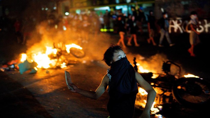 1758476479844-demo-anti-korupsi-di-manila-makin-memanas-kendaraan-dibakar-massa-1758461709688_169